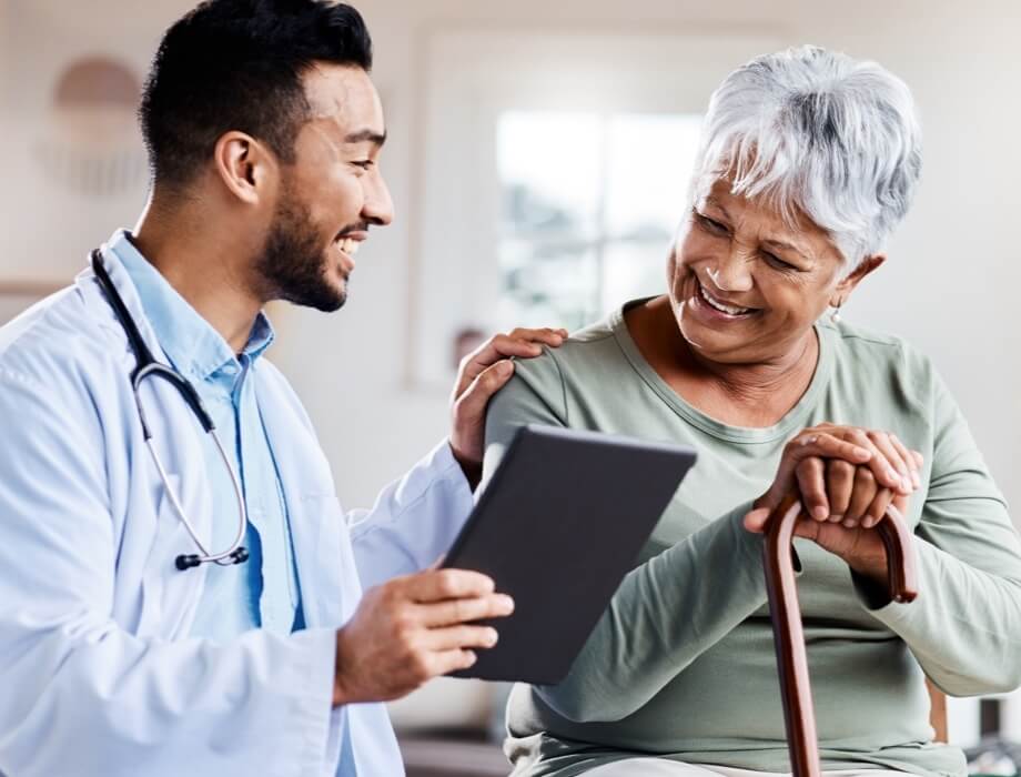 médico feliz mostrando los resultados de las pruebas a un paciente